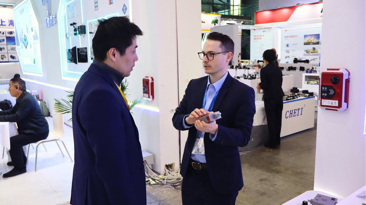 Produktgespräch am Messestand in China