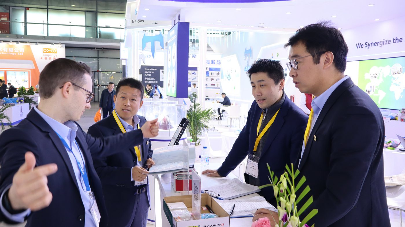 Fabian Maier im Gespräch mit chinesischen Geschäftspartnern auf einer Fachmesse