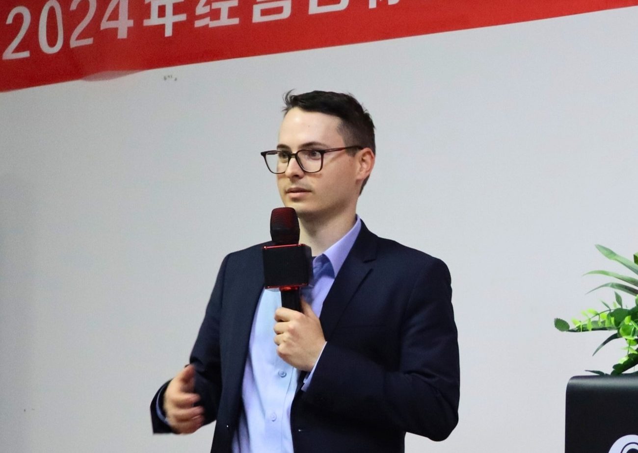 Fabian Maier bei einem Vortrag