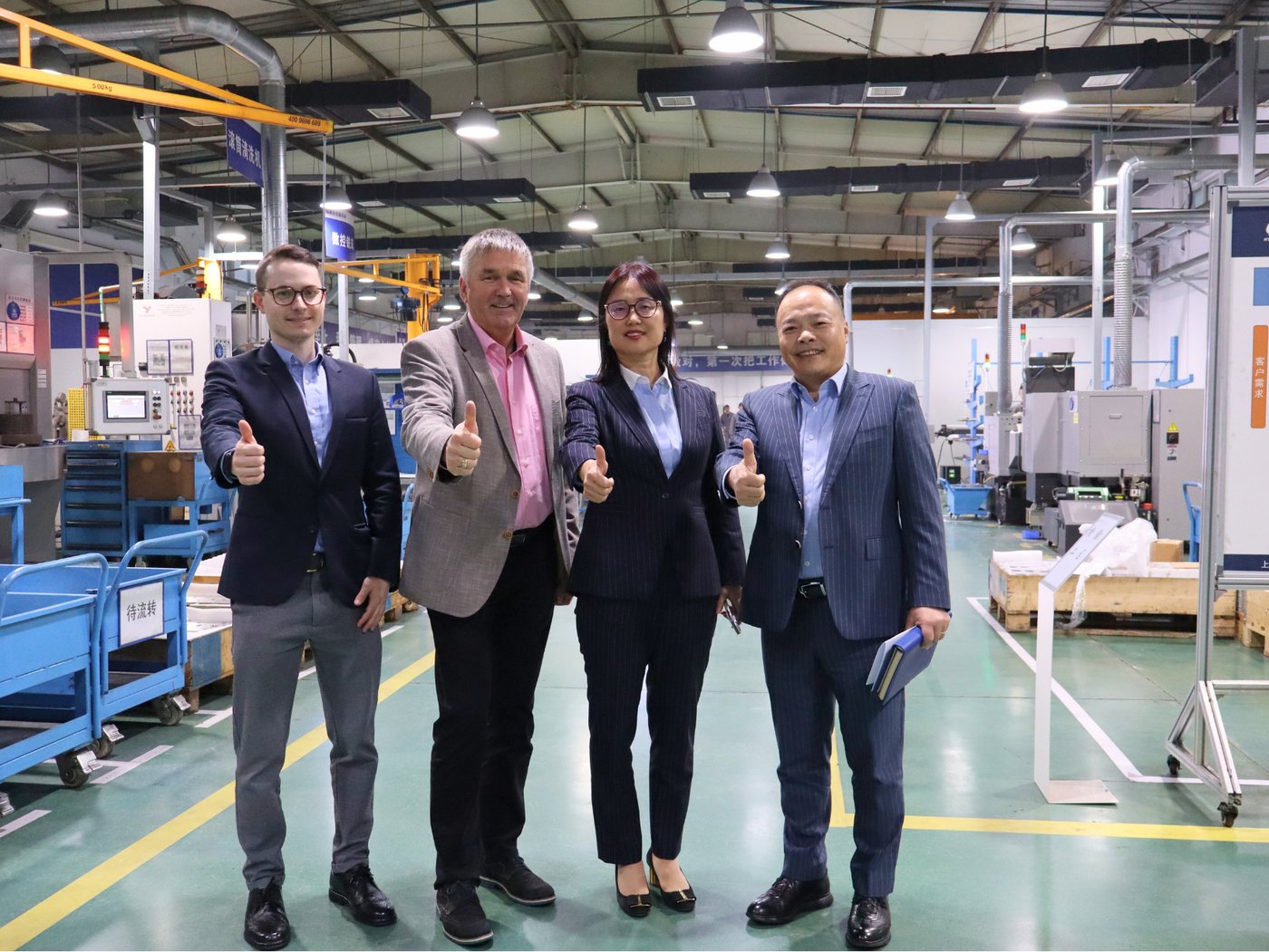 Gruppenbild nach einer Werksbesichtigung in China